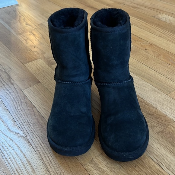 Women’s Ugg Classic Short Boots, Black, Size 5 - Picture 3 of 6